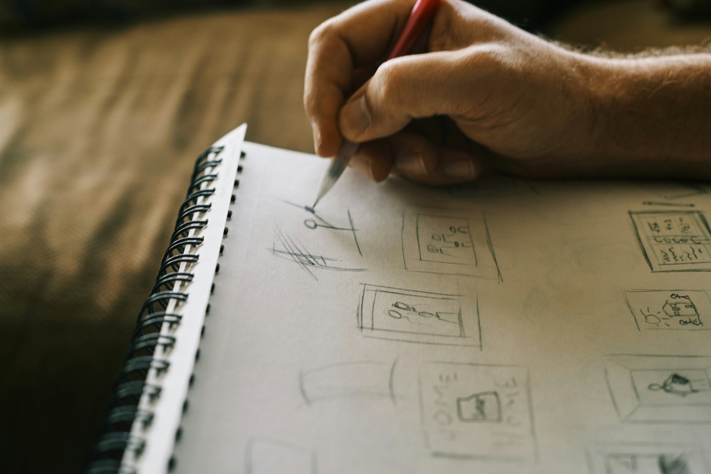 Manos escribiendo ideas en un cuaderno